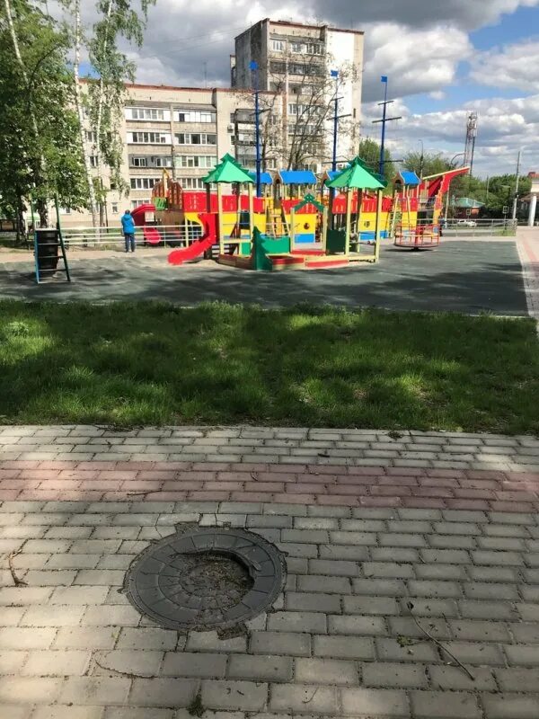Парк дзержинского курск фото В Курском парке после реконструкции разрушаются крышки люков " 46ТВ Курское Инте