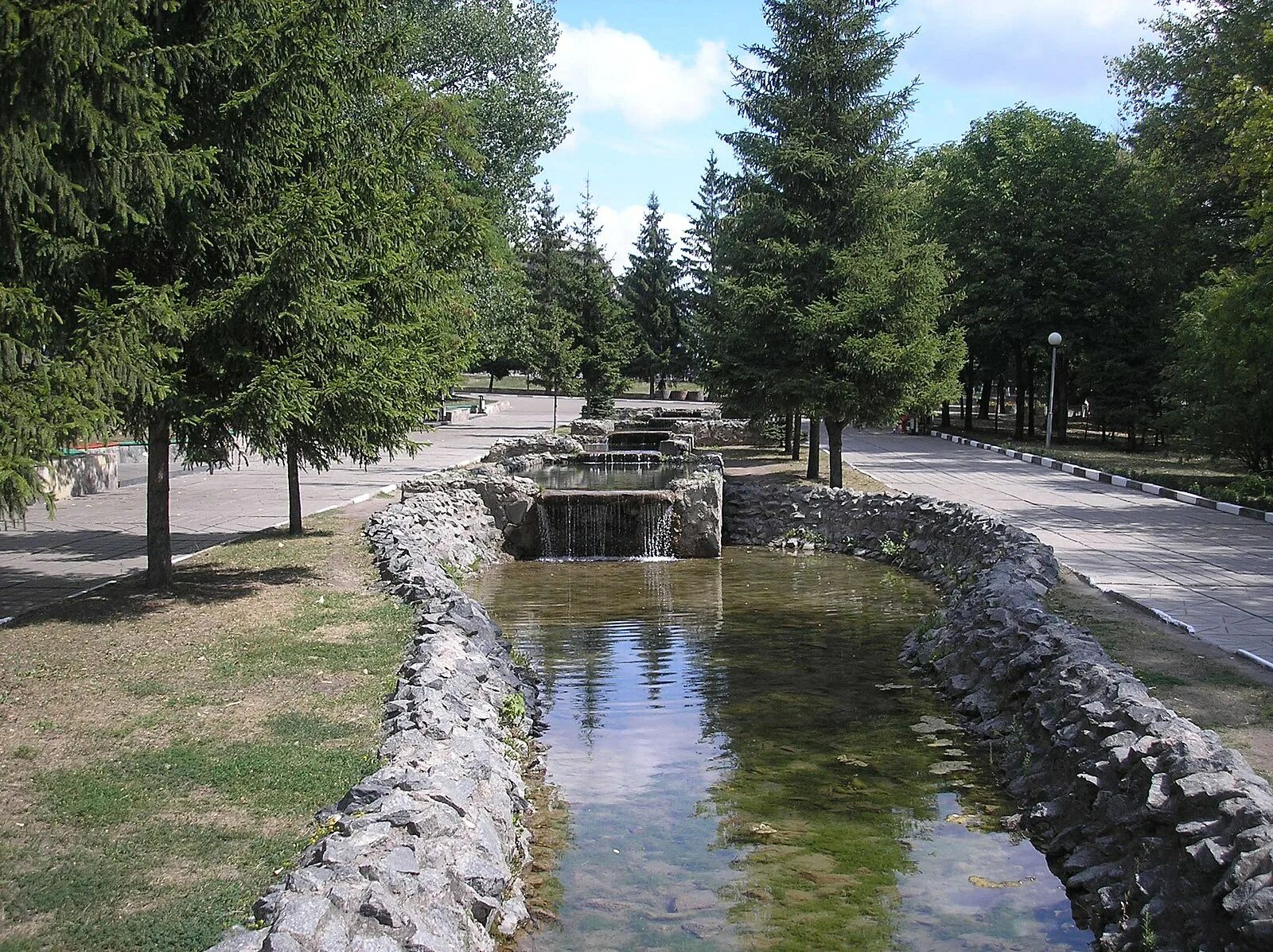 Парк гагарина белгород фото Файл:Cascade of waterfalls in the Memory Park.jpg - Википедия