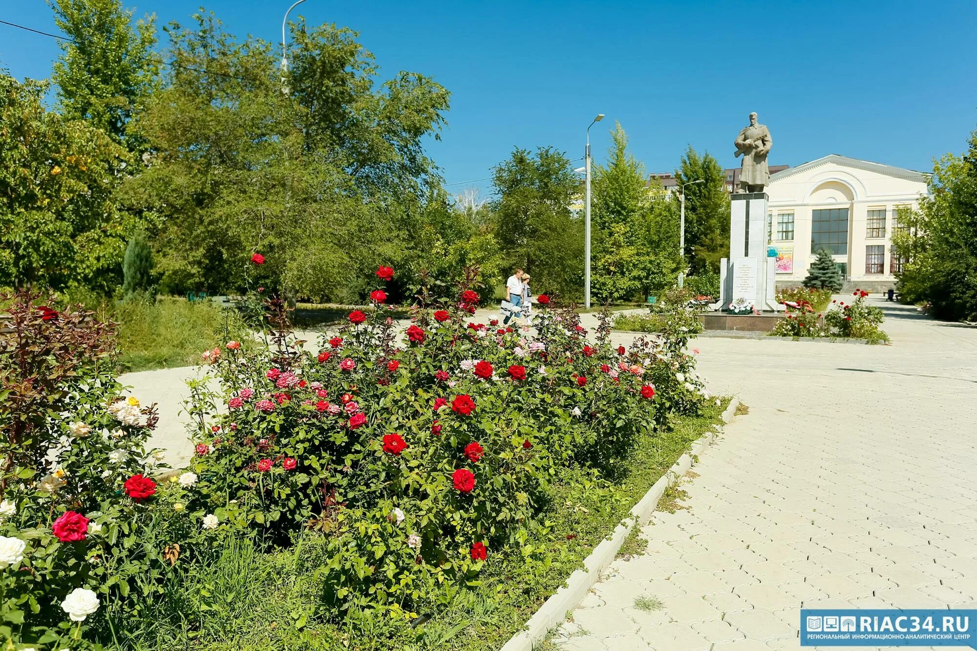 Парк гагарина волгоград фото В Волгограде началась реставрация мемориала в парке Гагарина