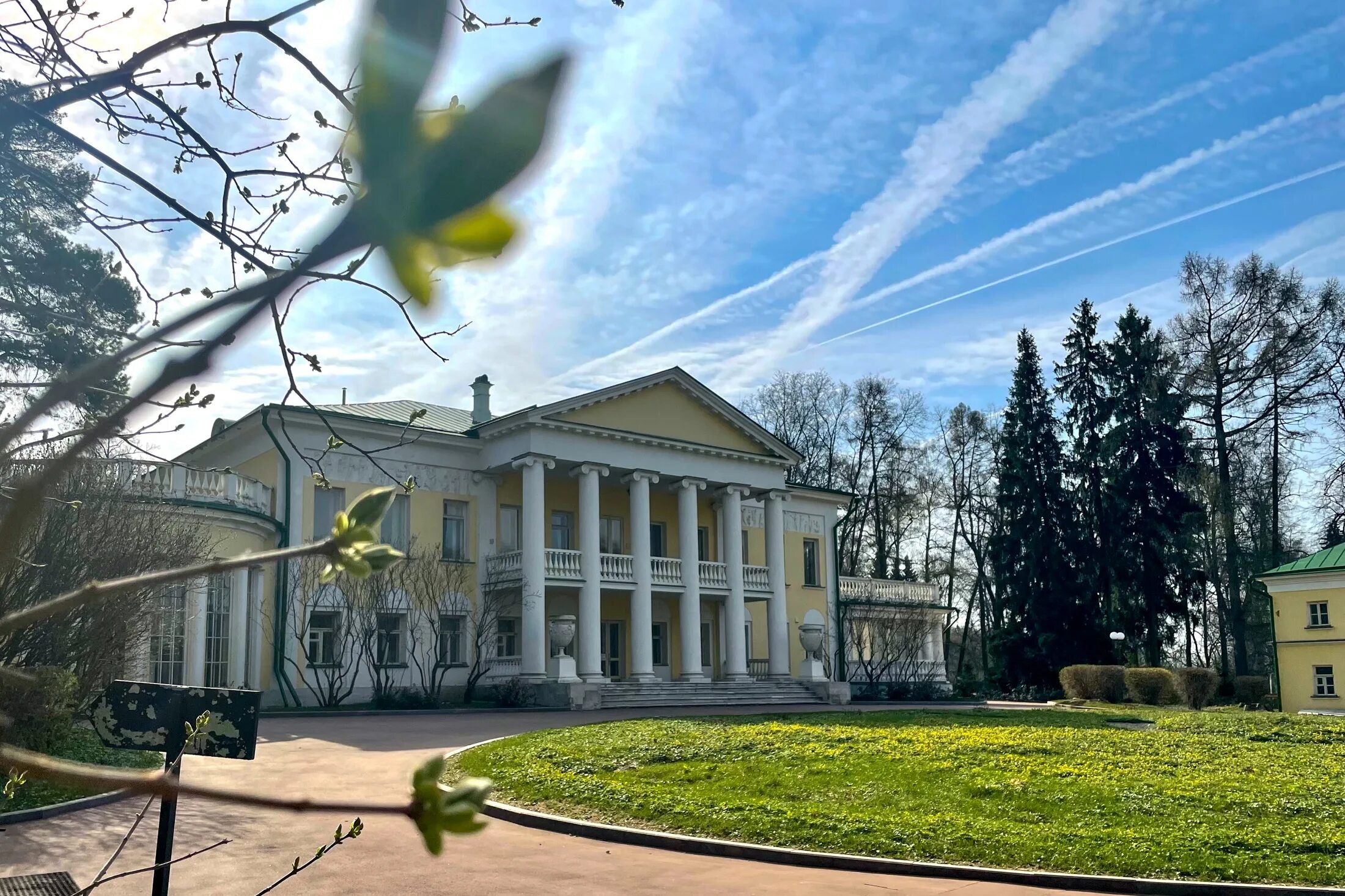 Парк горки ленинские фото В Горках проходит выставка посмертных масок вождей и поэтов - Российская газета