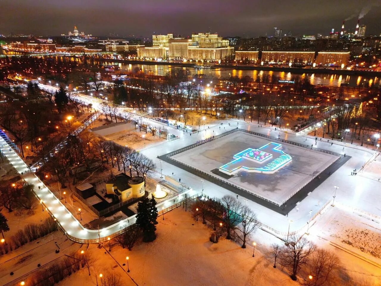 Парк горького фото 2024 сейчас Сергей Собянин: Затраты города на бесплатные катки возвращаются в виде здоровья 