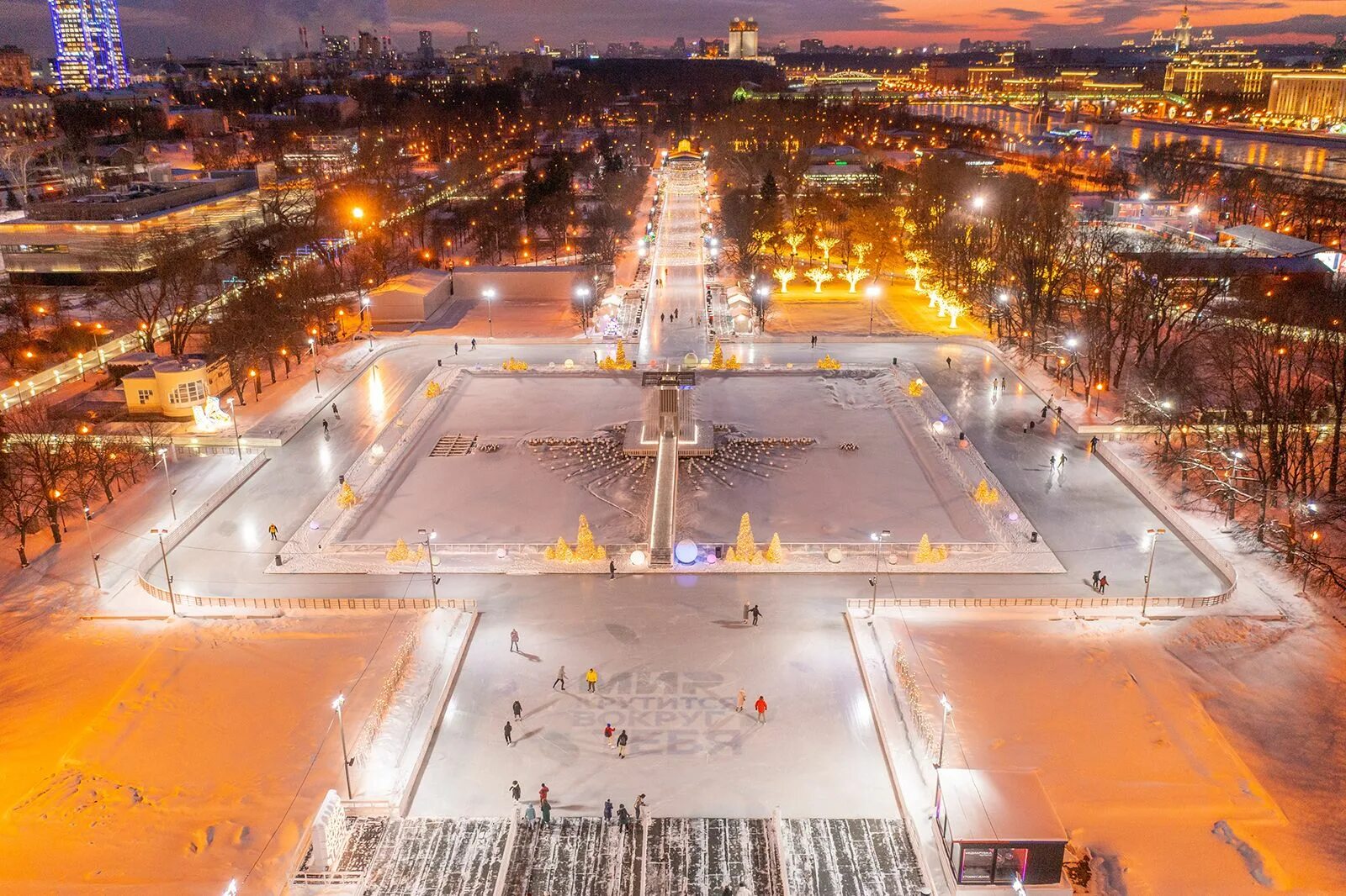 Парк горького каток фото Remembering history and winter traditions: skating rink opens in Gorky Park / Ne