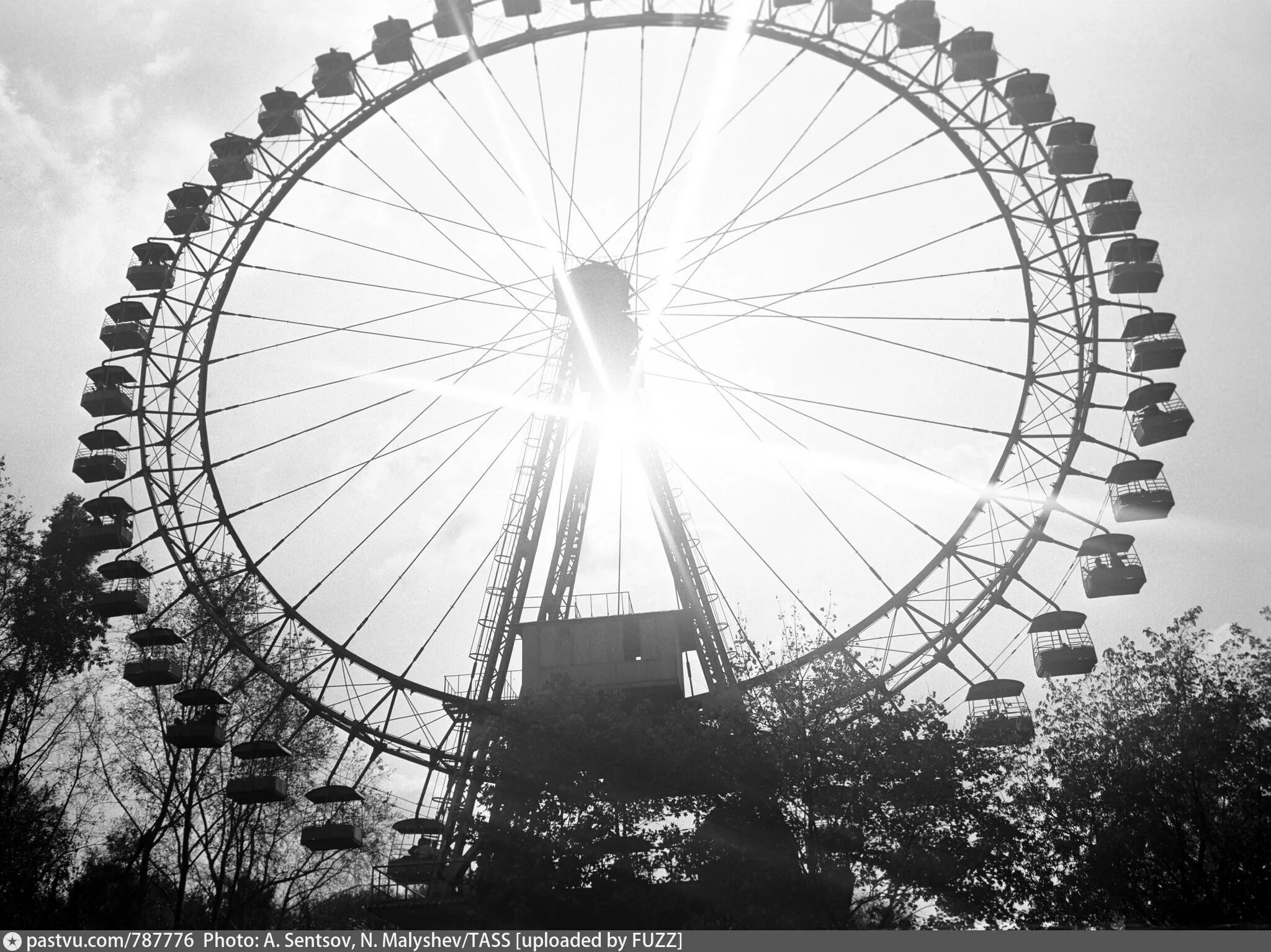 Парк горького колесо обозрения фото ЦПКиО им. Горького. Колесо обозрения - Retro photos