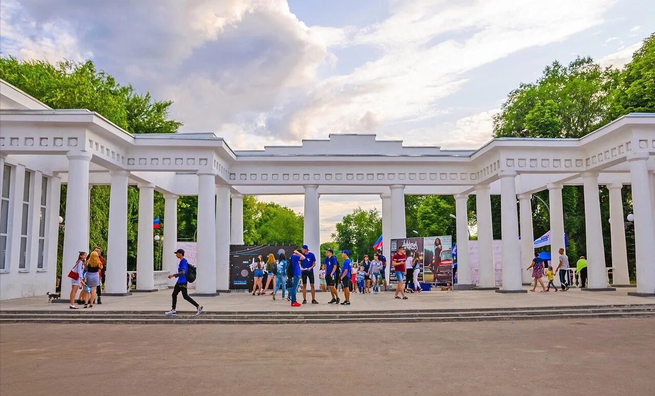 Парк горького луганск фото Открытие скульптуры "Девушка с веслом" и фестиваль "Созвездие Мира и Согласия" п