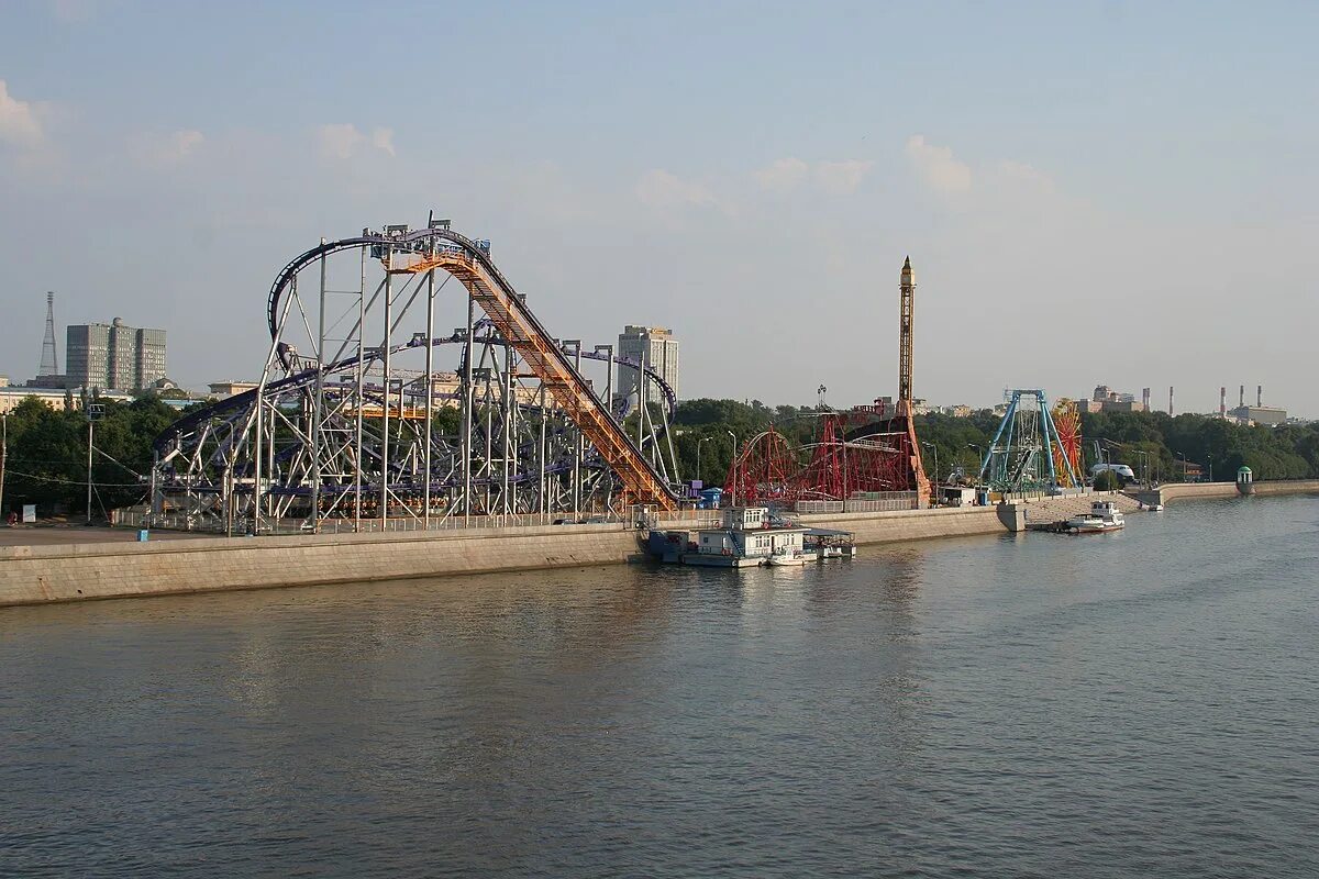 Парк горького москва фото аттракционы Файл:Moscow Gorky Park View from Crimea Bridge.jpg - Википедия