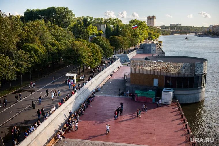 Парк горького набережная фото В Москве в пруду парка Горького утонул бывший десантник, празднуя день ВДВ