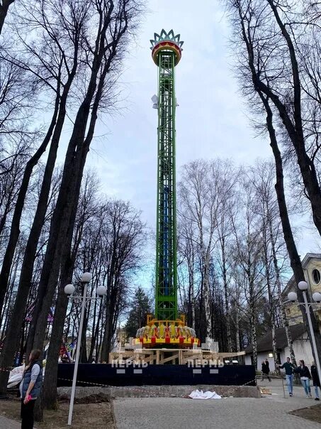Парк горького пермь фото Photofact: in the Perm Gorky Park, a new attraction is mounted, which raises up,