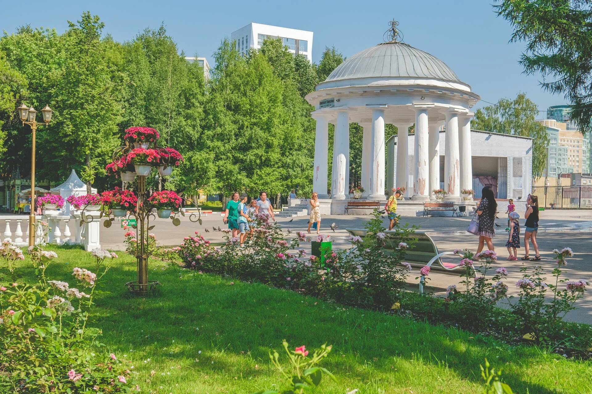 Парк горького пермь фото В Перми парк Горького выплатит компенсацию семье ребенка, которого ударила пони 