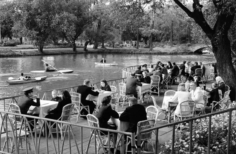 Парк горького ретро фото Москва. Летний ресторан в Парке Горького. Фото: Семён Фридлянд, 1950-1955 год...