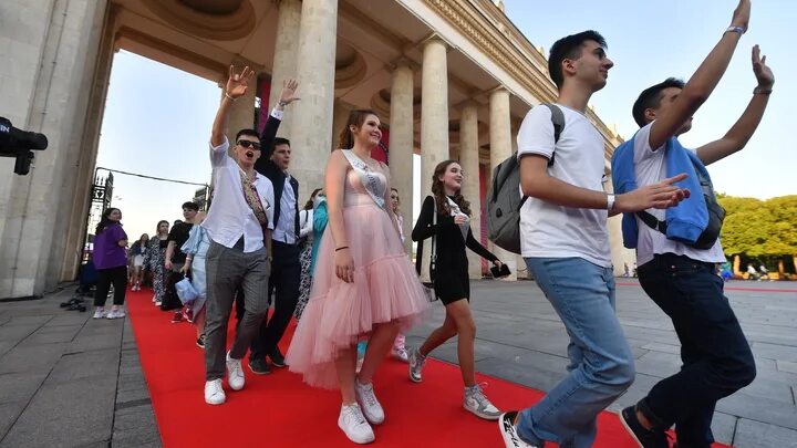 Парк горького выпускной 2024 фото Sergey Sobyanin congratulated the Moscow graduates on the successful termination