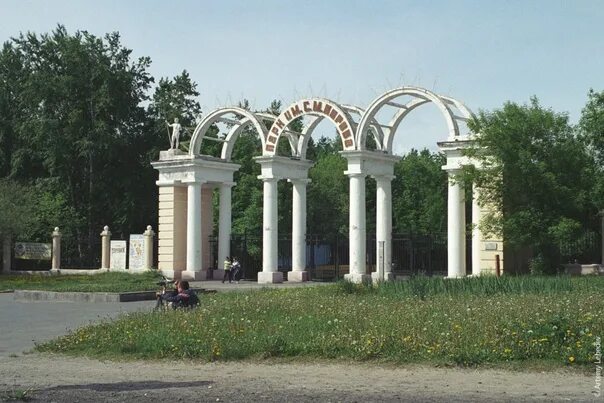 Парк кирова ижевск фото Entrance group of Kirov KiO Park. One old sculpture and a sign still in place Ph