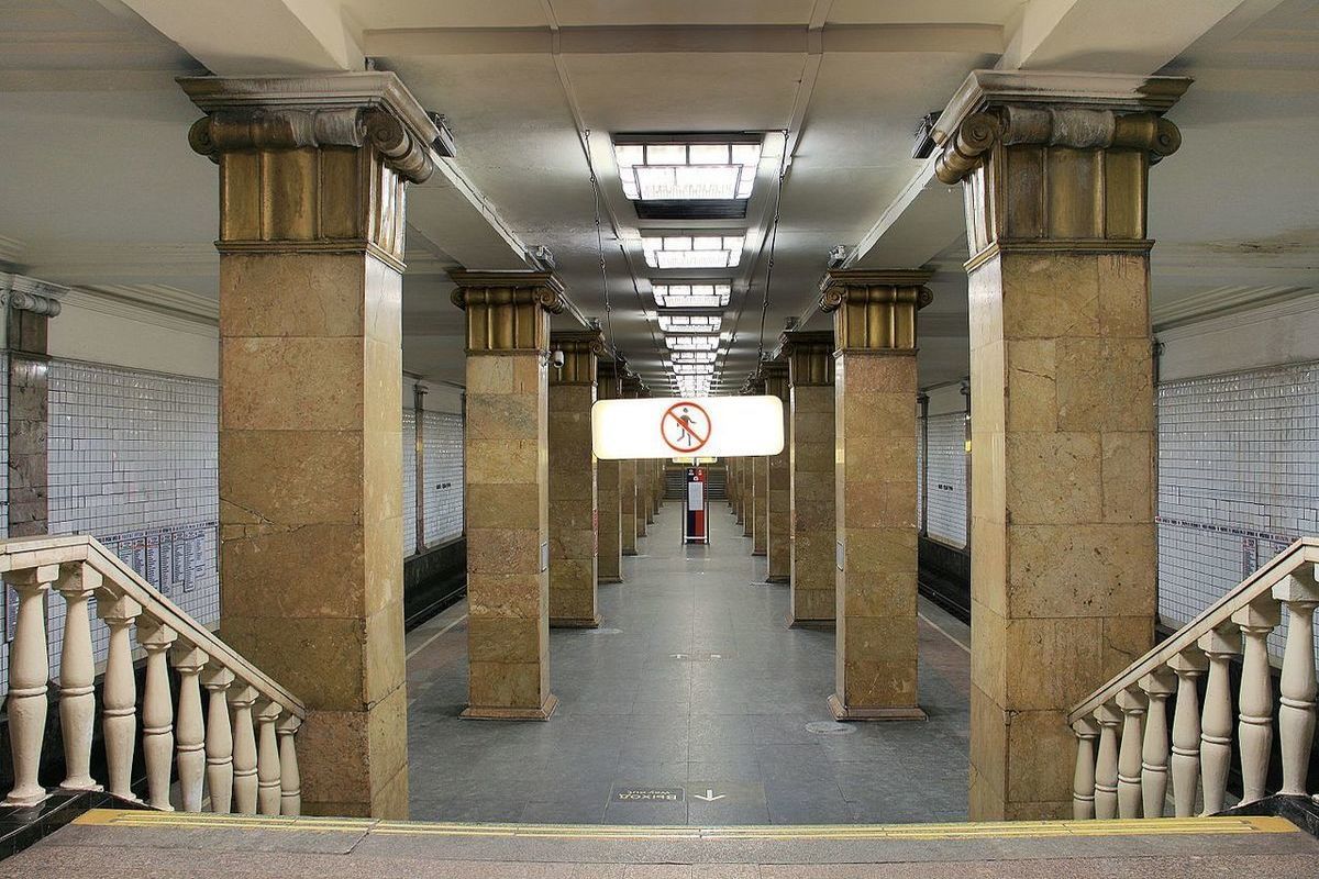 Парк культуры метро фото На участке Сокольнической линии метро прервано движение - МК