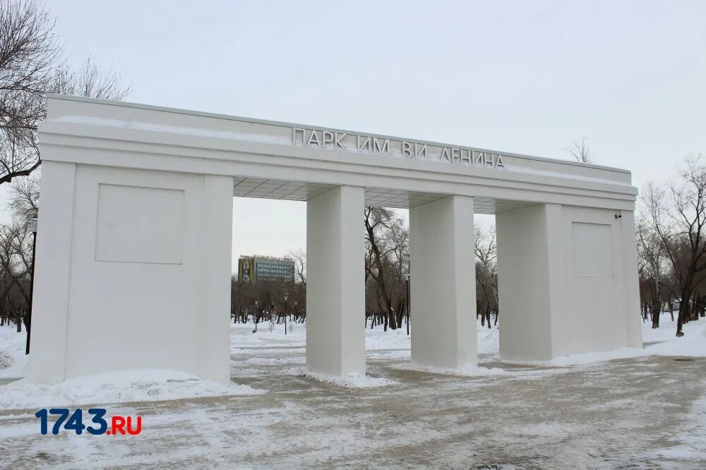 Парк ленина оренбург фото Снег в парке железнодорожников в Оренбурге чистят осужденные - 1743.ru
