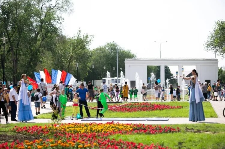 Парк ленина оренбург фото В Оренбурге День защиты детей с размахом отпраздновали в обновленном парке Желез