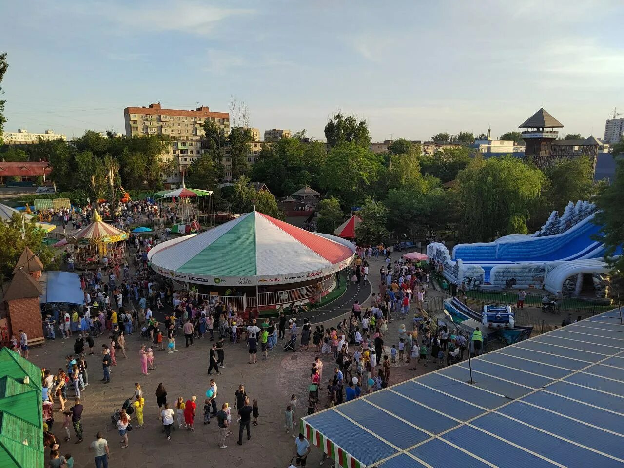 Парк планета астрахань фото Тысячи детей и взрослых пришли в парк "Планета" в День защиты детей