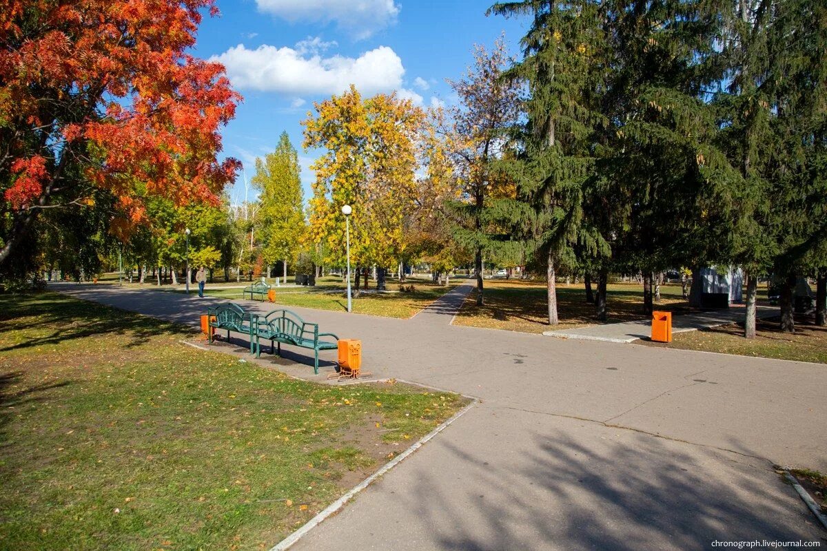 Парк победы тольятти фото Прогулки по Тольятти, часть № 1 Golf courses, Field, Sidewalk
