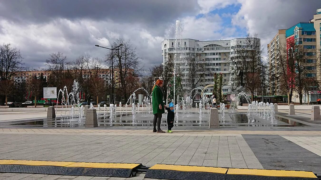 Парк победы ул юности 2в фото Зеленоград - Новости - В Зеленограде включили фонтаны - на площади Юности и в па