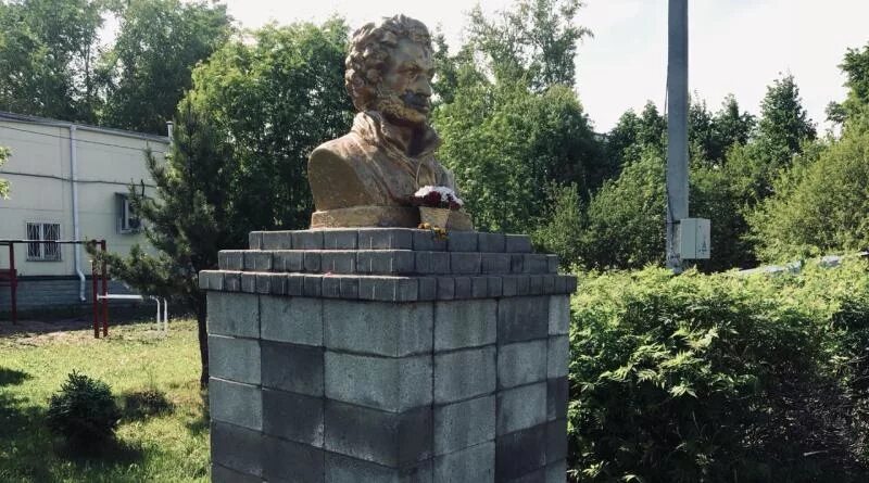 Парк пушкина в тогучине фото Испорченным памятником отметили 220-летие Пушкина в Тогучине