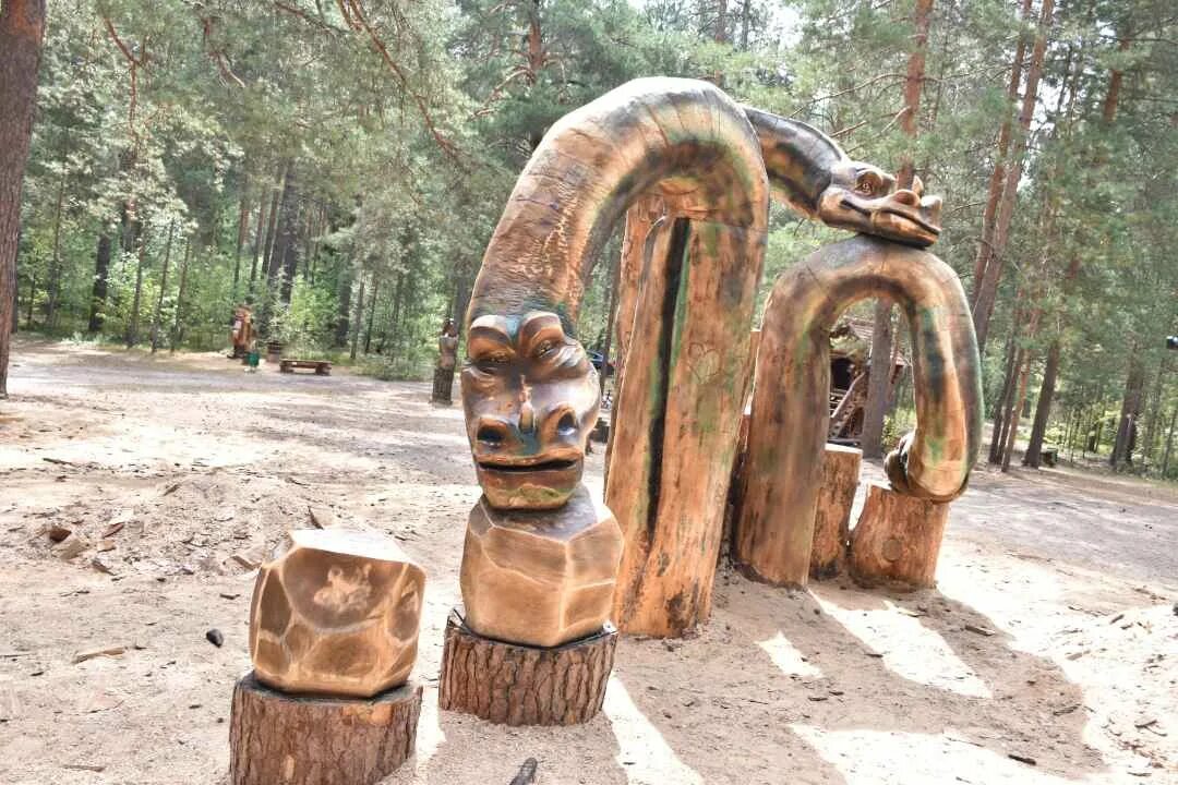Парк сказка гусь хрустальный фото Змей Горыныч украсил городской лесопарк "Сказка"