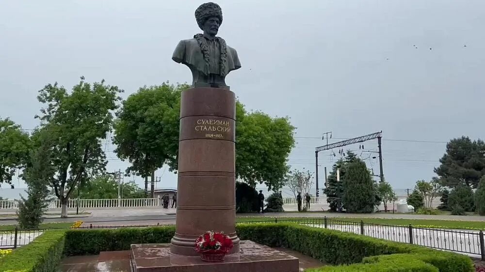 Парк сулеймана стальского в махачкале 2024 фото Глава Дагестана принимает участие в торжественном митинге к 155-летию народного 