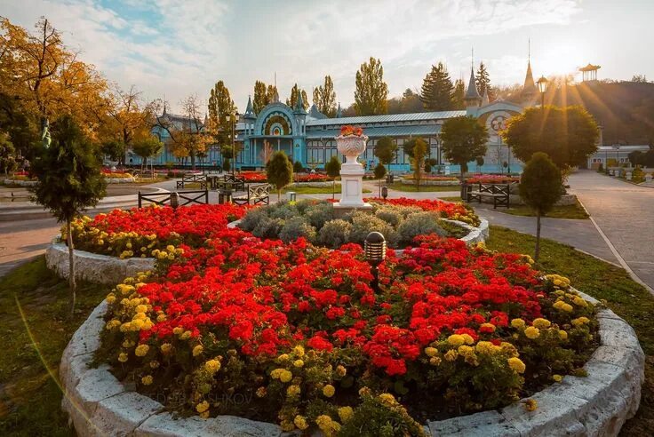 Парк цветник в пятигорске фото 2024 Цветущий "Цветник" House styles, Mansions, House