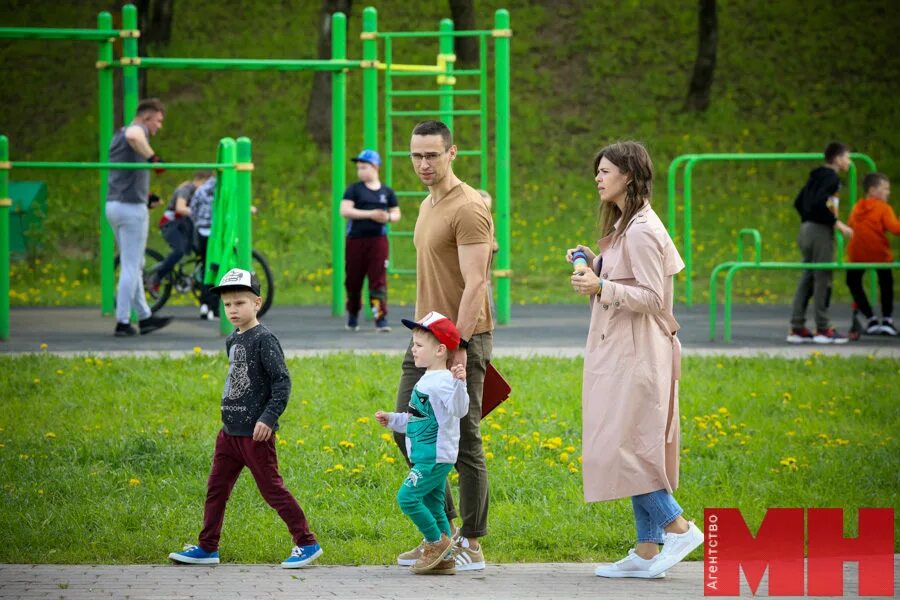 Парк тивали минск парк тивали фото Фотофакт. Минчане отдыхают в парке Тивали в жаркое майское воскресенье - Минск-н