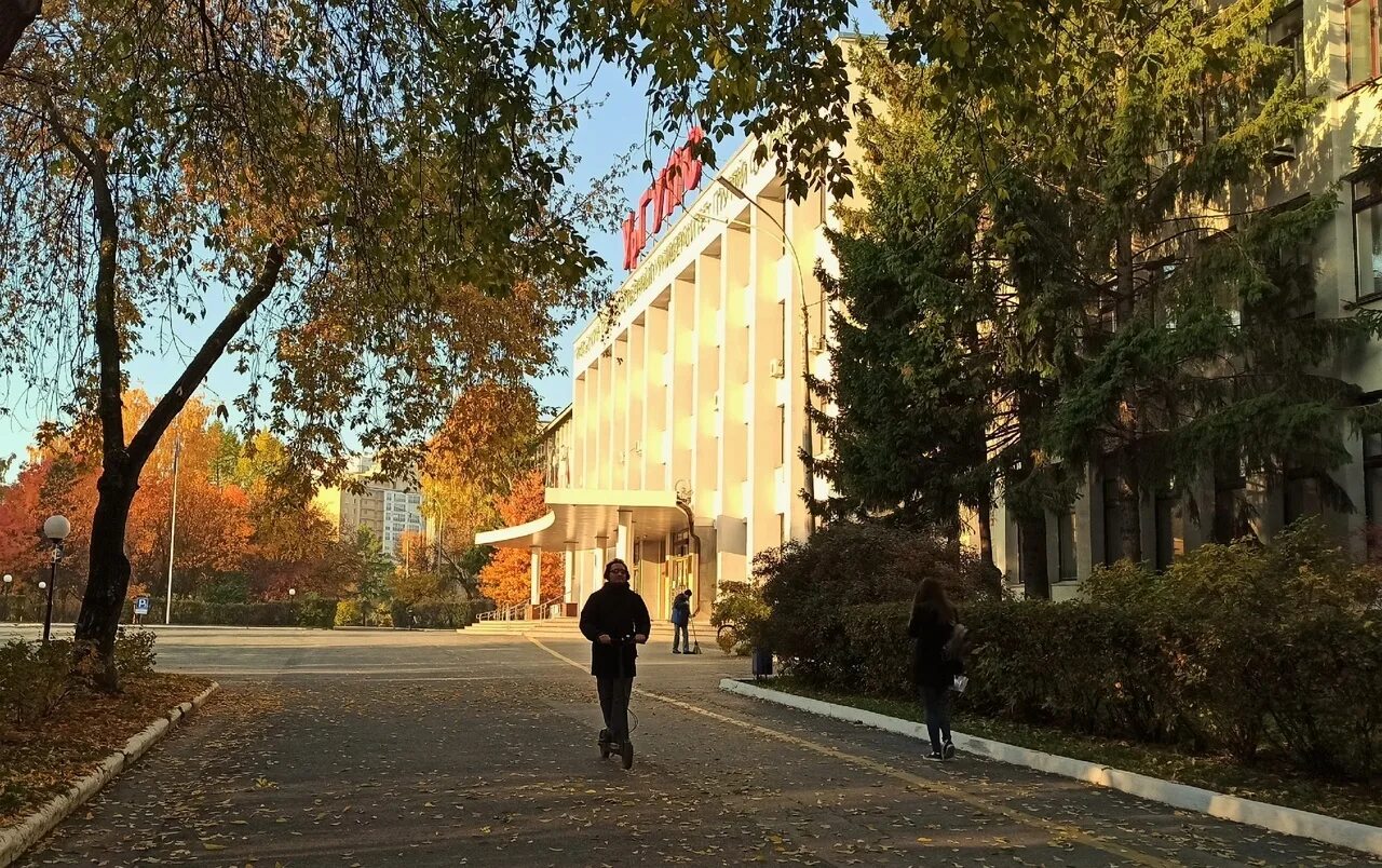 Парк ургупс екатеринбург фото Парк УрГУПС в лучах осени. Кадры Елена Красулина. ТЕ Типичный Екатеринбург