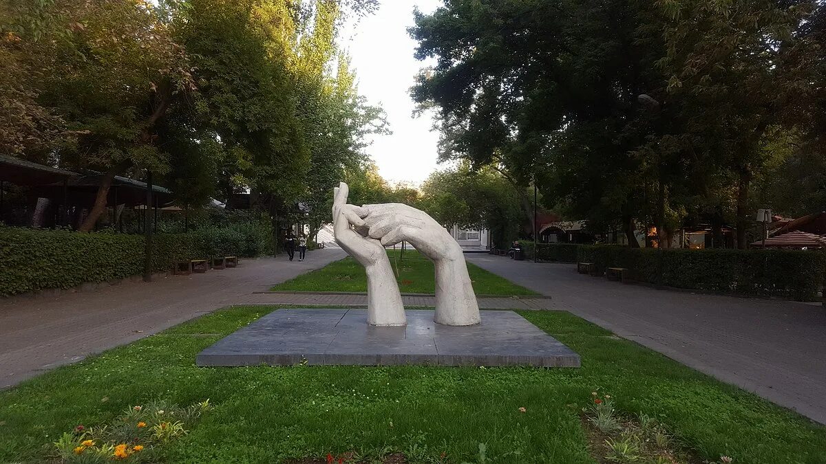 Парк влюбленных ереван проспект баграмяна 21 фото File:Hands of friendship, Yerevan 09.jpg - Wikimedia Commons