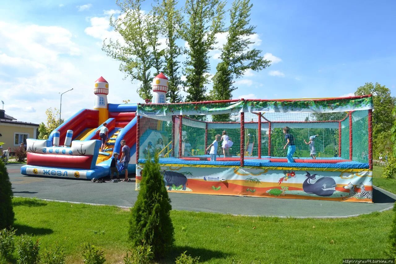 Парк вольск городской фото Сад купца Сапожникова для Чайковского и Шевченко. Центральный городской парк / S