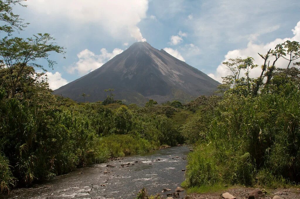 Парк вулкан ростов фото Right out of Jurassic Park! Arenal Volcano, in Spanish Vol. Flickr
