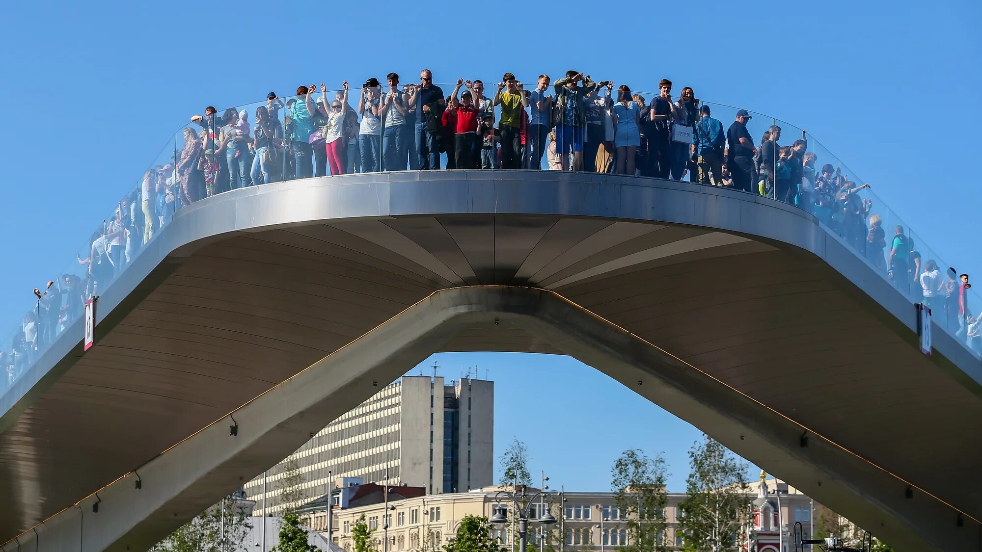 Парк зарядье москва мост фото Проплываем парк Зарядье. Теплоходные катания - смотреть видео онлайн от "докафил