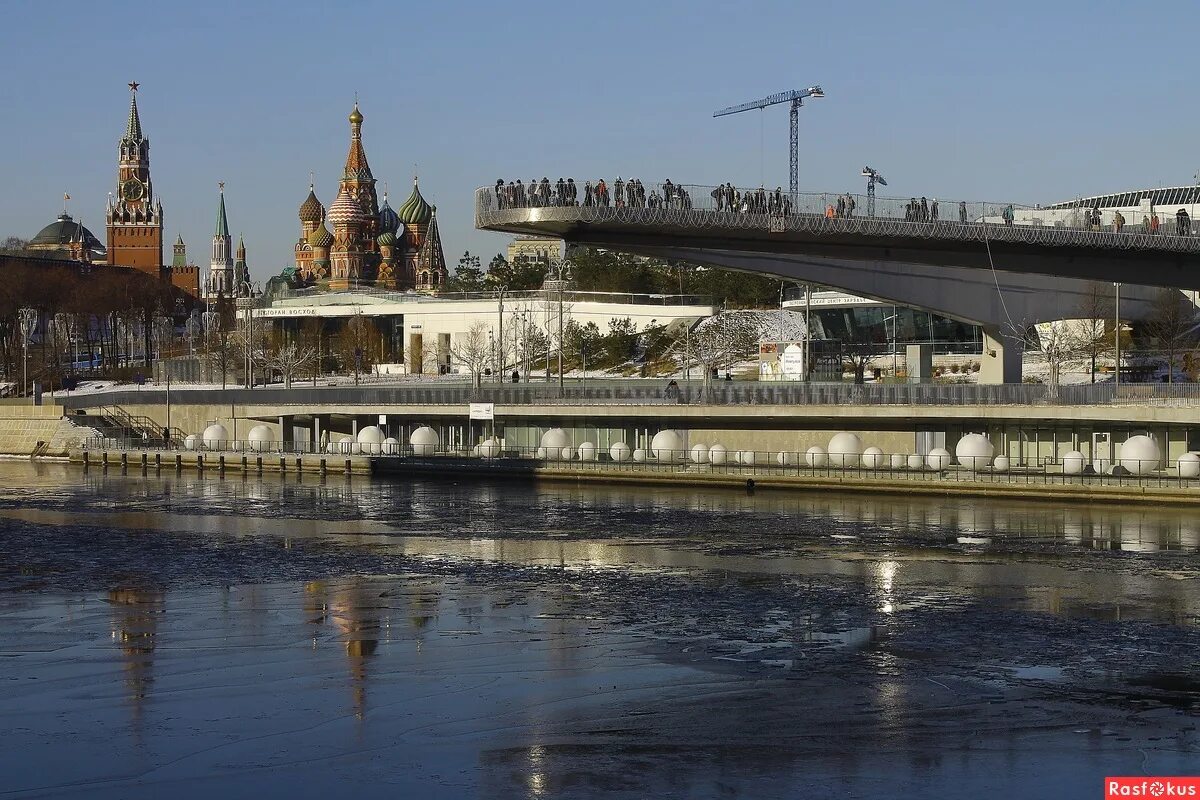 Парк зарядье москва мост фото Фото: Вид на Московский Кремль и Парящий мост в парке "Зарядье". Фотограф Руслан