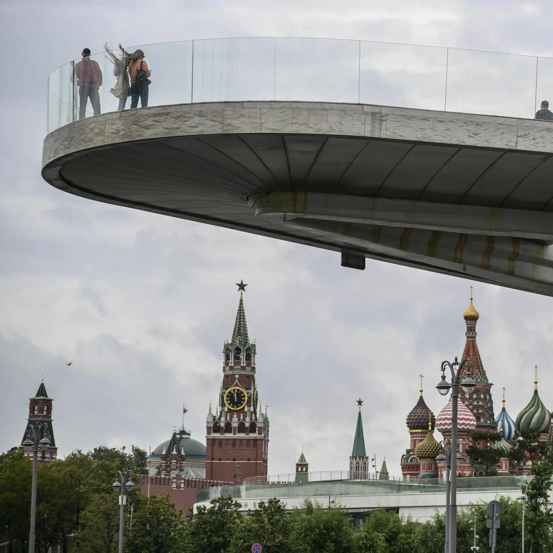 Парк зарядье москва мост фото парящий Белорусским блогерам предлагают выиграть поездку в Москву - 26.07.2023, Sputnik 