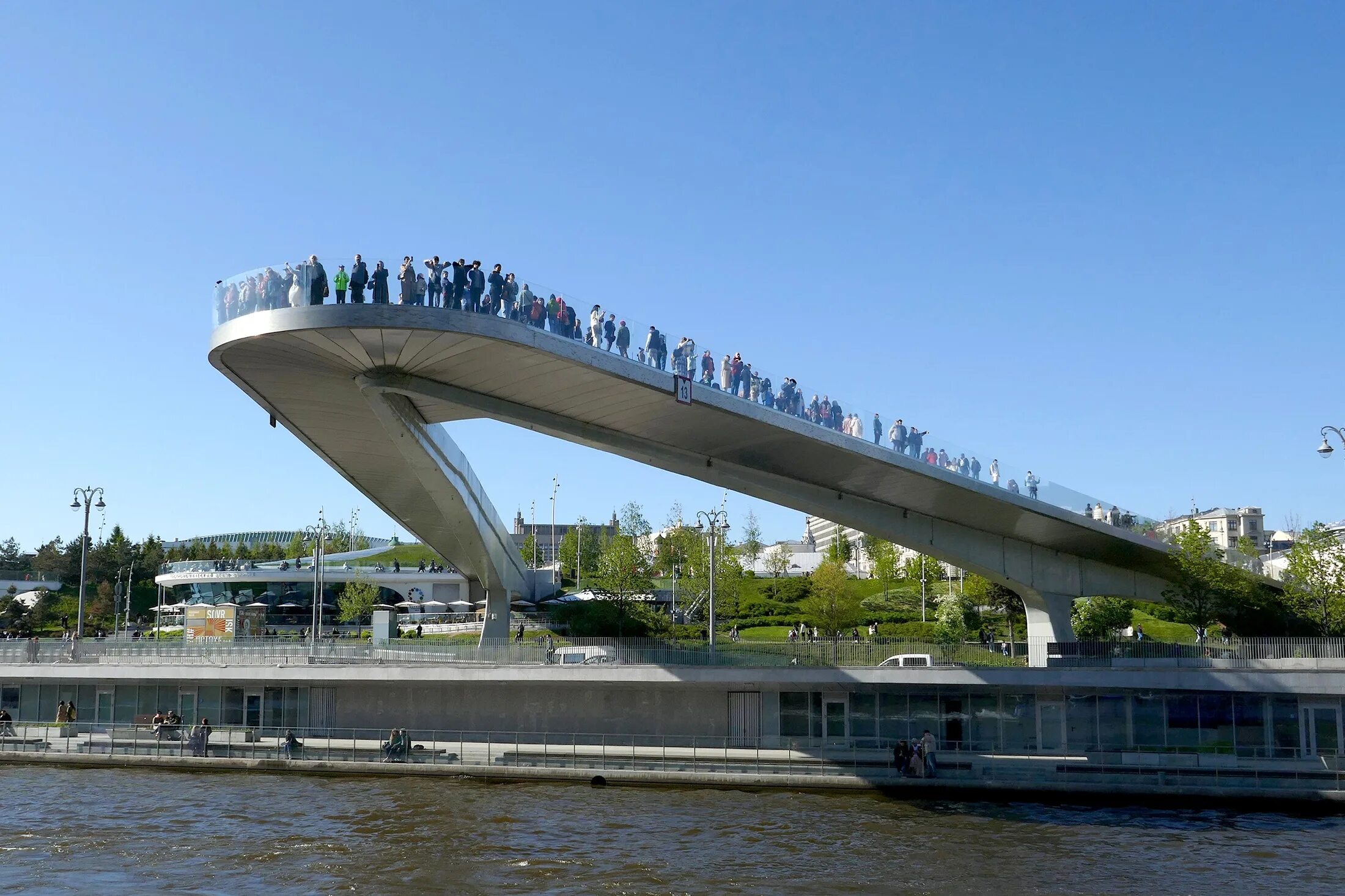 Парк зарядье москва мост фото парящий Названы идеальные места для свиданий в Москве - Российская газета