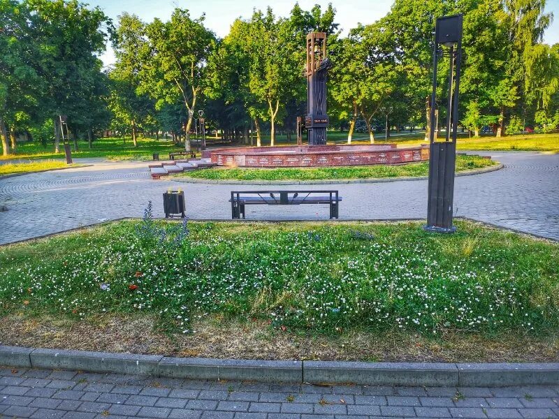 Парк железнодорожников курск фото В Курске клумбы в Парке железнодорожников заросли сорняками " 46ТВ Курское Интер