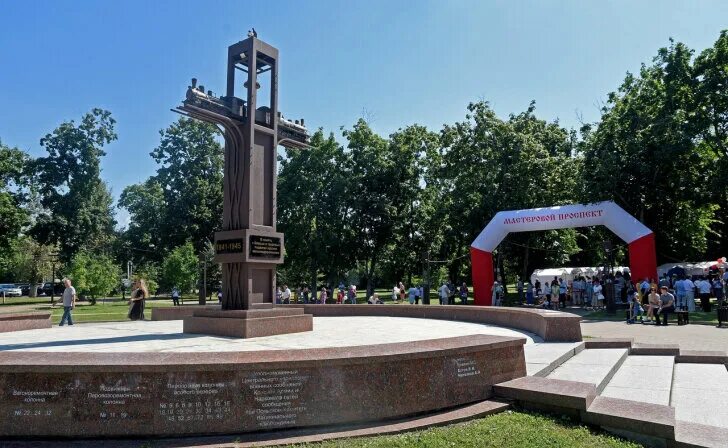 Парк железнодорожников курск фото Курский губернатор поздравил железнодорожников и вручил им награды Курские извес