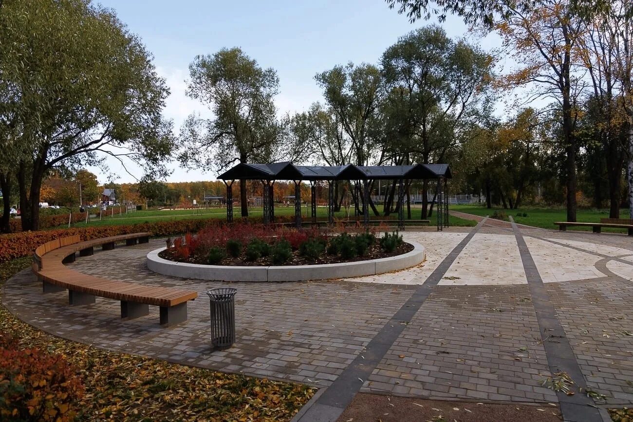 Парк железнодорожников курск фото В Старом Петергофе открыт обновленный сквер Военных Железнодорожников - Петергоф