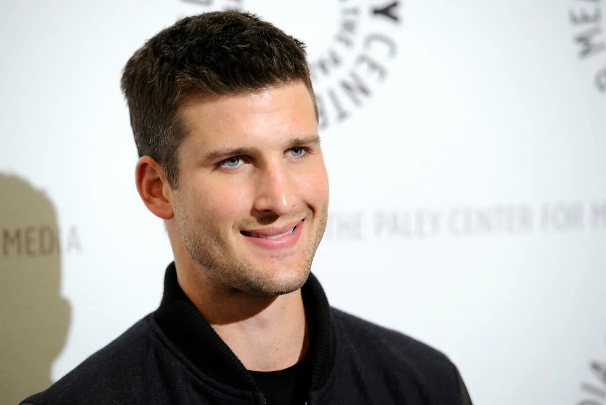 Паркер актеры и роли фото Parker Young to Star in Chuck Lorre’s CBS Comedy Pilot 'United States of Al'