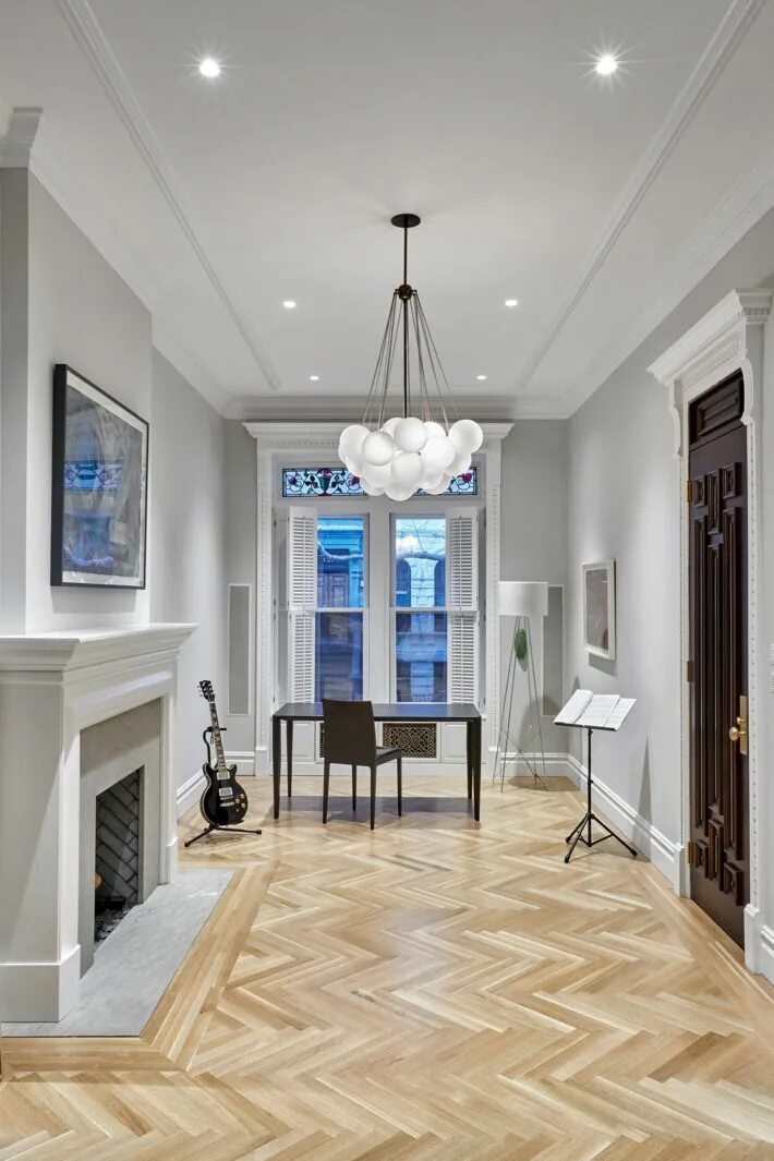 Паркет елочка в современном интерьере A Not-So-Traditional Update for an Upper West Side Townhouse Floor design, Moder