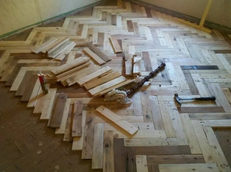 Паркет своими руками в домашних условиях Impressive Pallet Flooring in 7 Practical Steps Wood pallet flooring, Pallet flo