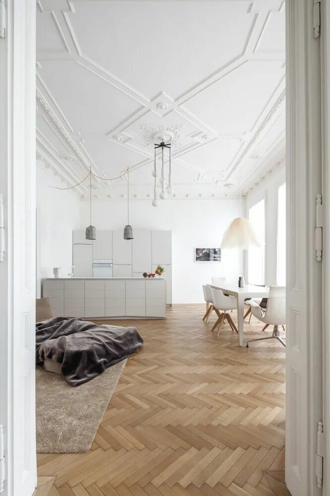 Паркет в современном интерьере This gorgeous roomy apartment makes a feature of the parquet floor with its whit