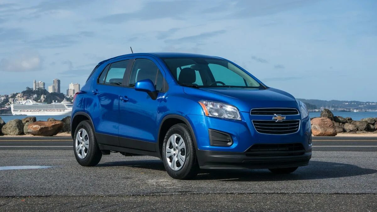 Паркетники шевроле фото 2015 Chevrolet Trax review: Chevy's new (to the States) small crossover is big o