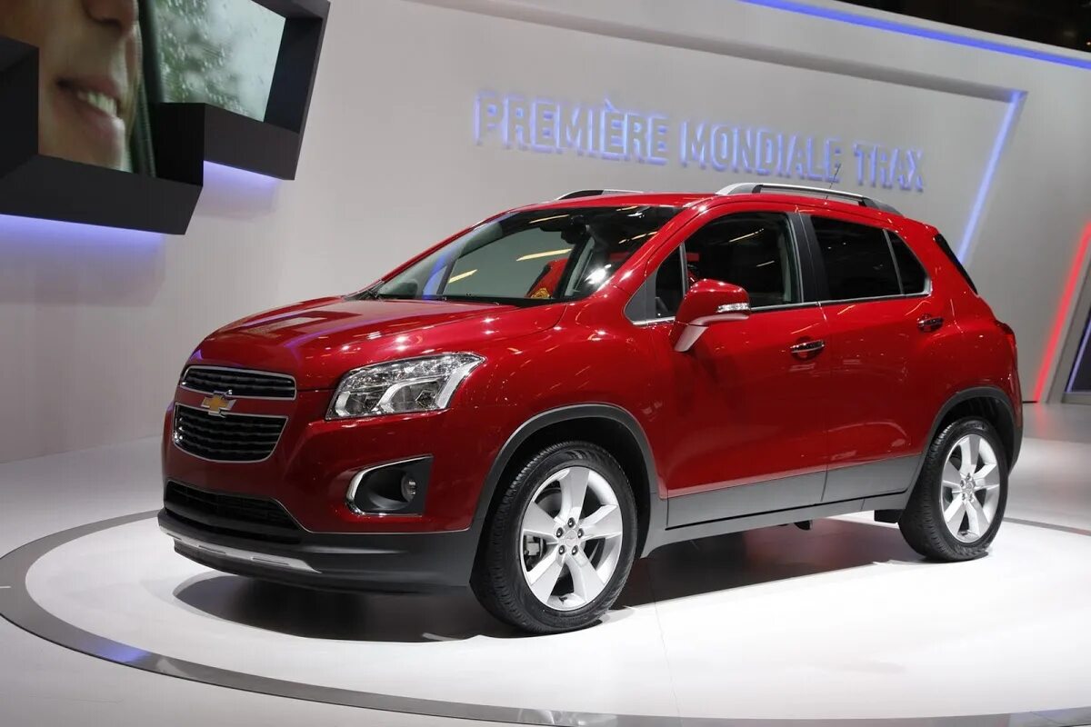 Паркетники всех марок фото Chevrolet Jumps on the Small CUV Bandwagon with New Trax Carscoops