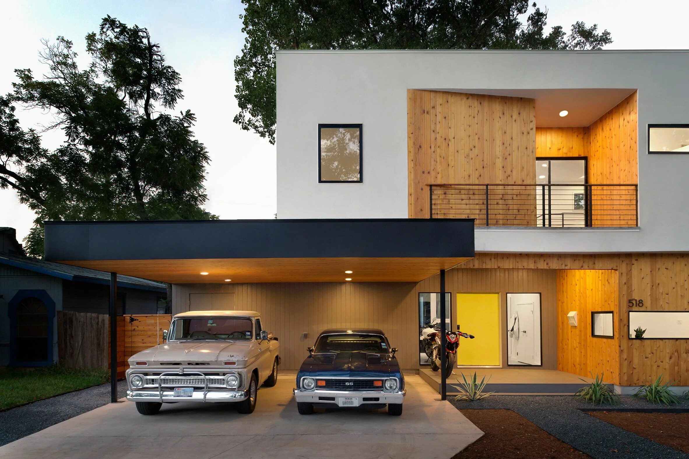 Парковка частного дома фото Matt Fajkus organises Austin home around old oak tree Haus architektur, Design f