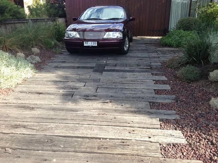 Парковка на даче варианты Garden Design: Front Garden Designs That Sneak in Parking Space Driveway design,