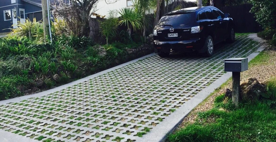 Парковка на участке фото Grasscrete drive slope 1:5 Waiheke island, Driveway landscaping, How to level gr