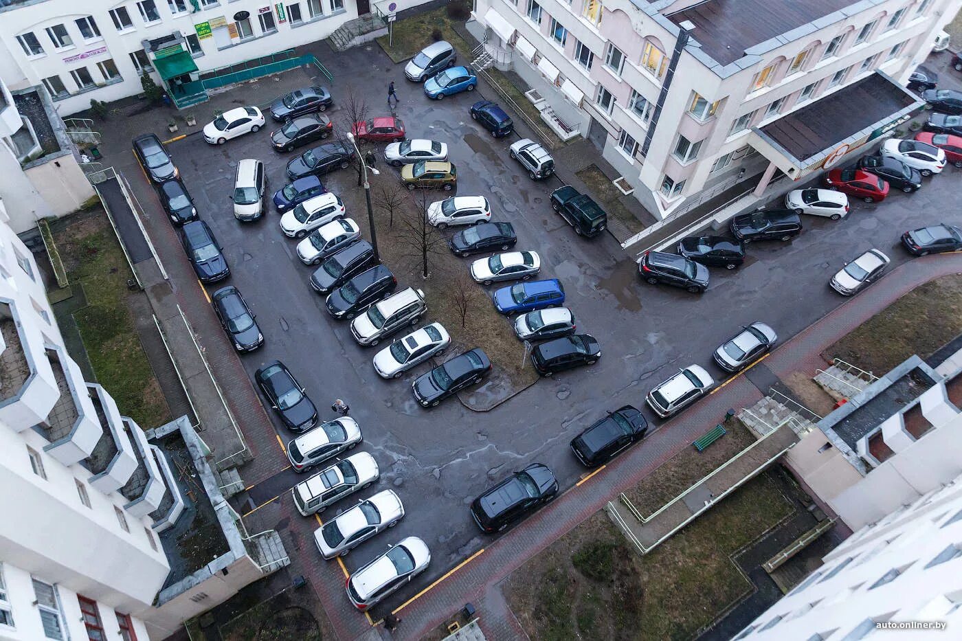 Парковки во дворах фото На дом в почти 200 квартир оставили всего 30 парковочных мест. Что из этого вышл