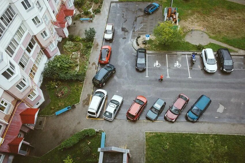 Парковки во дворах фото Каждому автовладельцу - по машиноместу