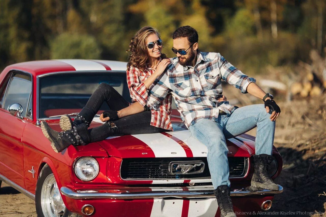 Парни девушки авто фото Фотосессия Love Story с ретро машиной Ford Mustang - Семейное Fall family pictur