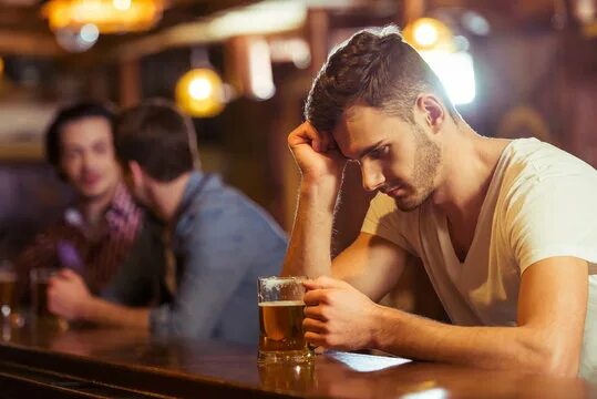Парни фото бар Sad Drinking Зображення - огляд 98,997 Стокові фото, векторні зображення й відео